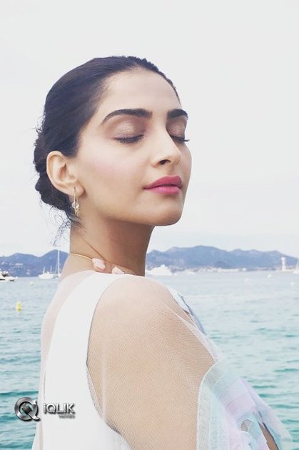 Sonam-Kapoor-At-Cannes-Festival